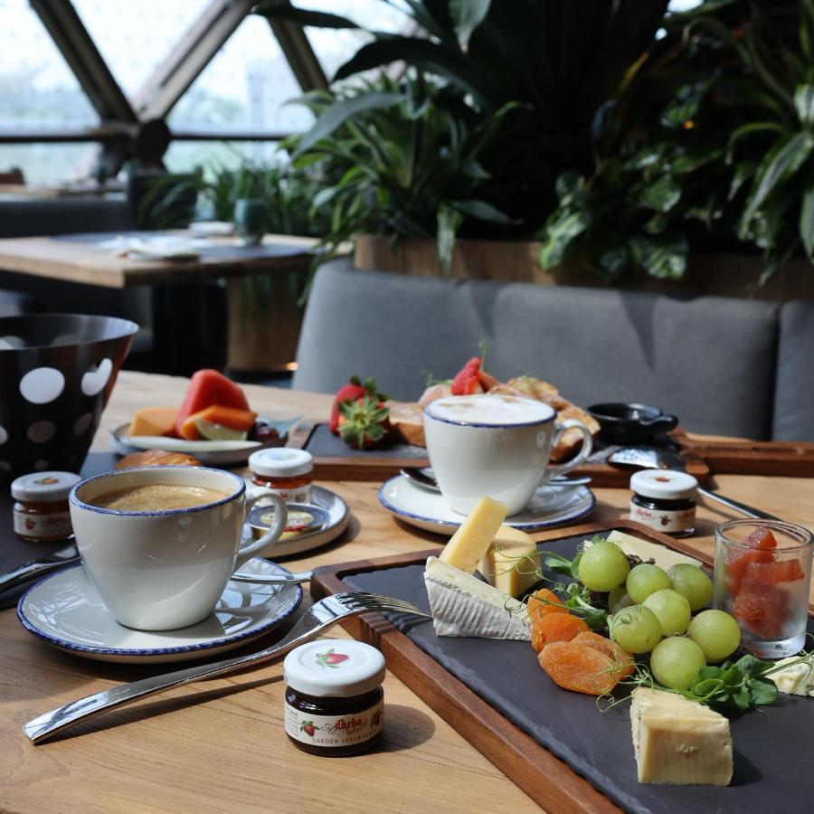 Dusit Thani Laguna Singapura Exterior foto A typical breakfast at the hotel