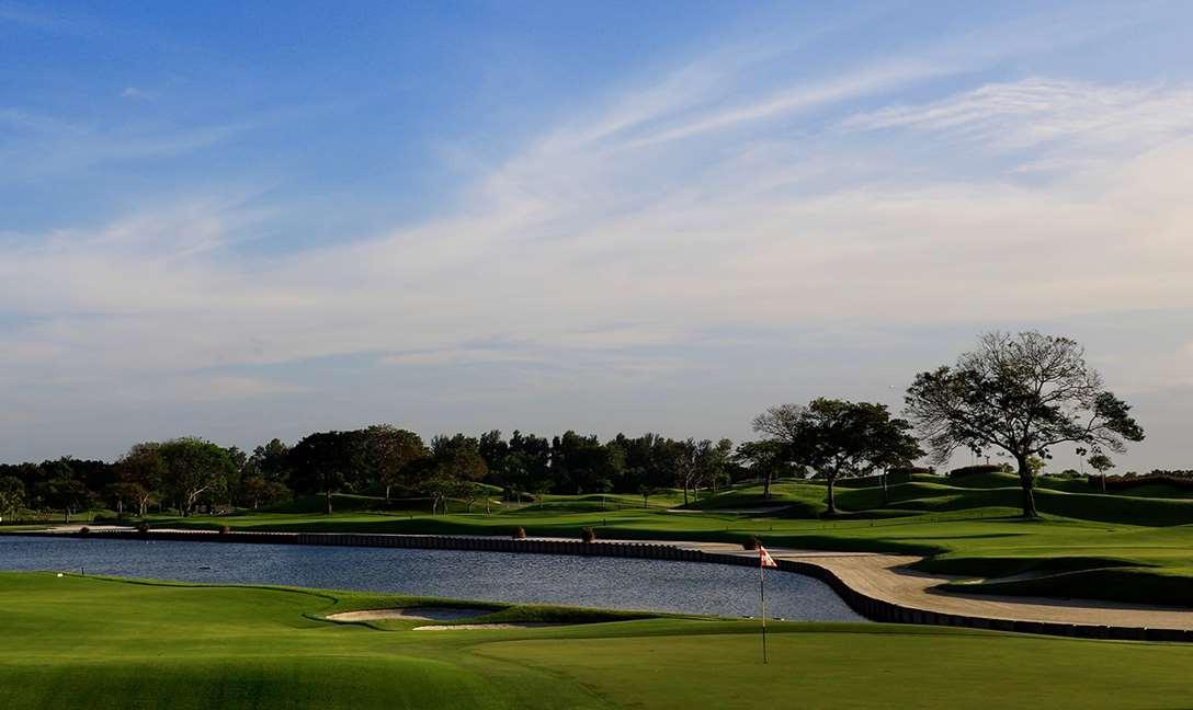 Dusit Thani Laguna Singapura Exterior foto The 17th hole at the 2013 PGA Championship