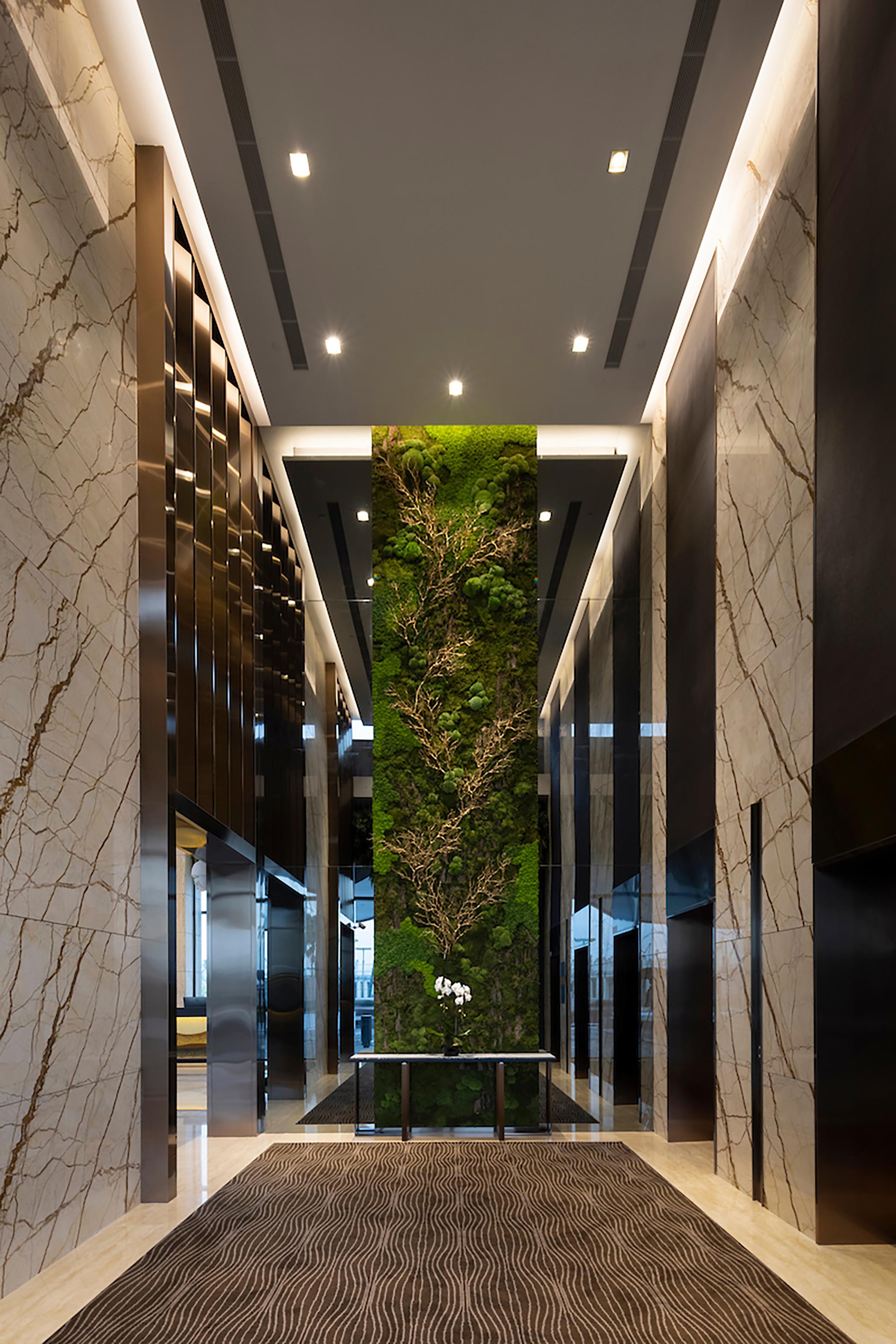 Dusit Thani Laguna Singapura Exterior foto The green wall in the elevator lobby